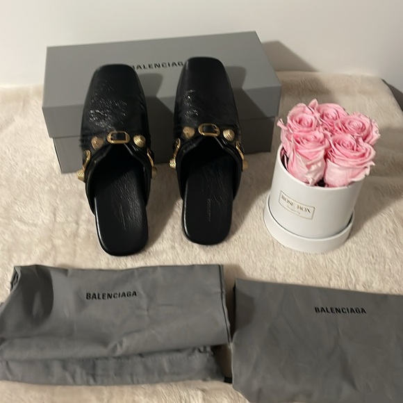 Balenciaga Black Leather Slipper Mules with buckle and textured finish. - Picture 5 of 10